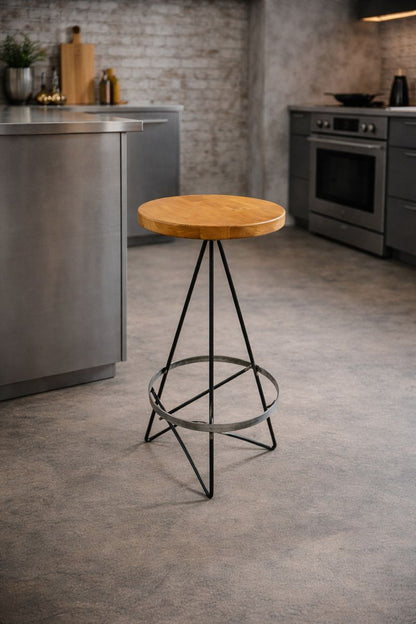 Sgabello in metallo artigianale con seduta in legno rotonda